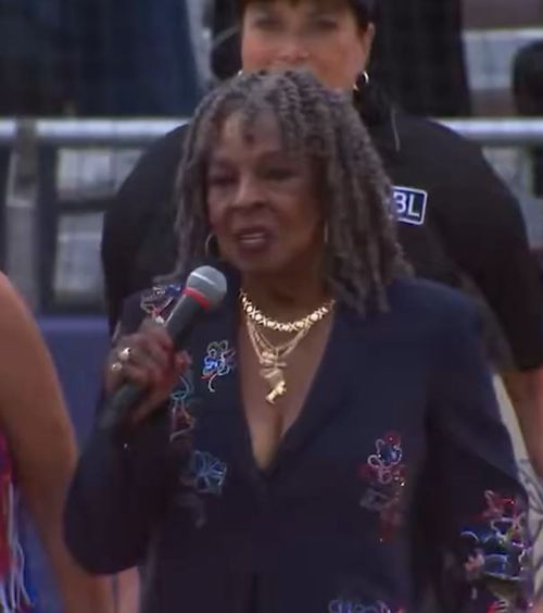 „Absolut nimic nu m-ar fi putut pregăti”    VIDEO.  Val de critici și ironii pentru  interpretarea imnului SUA  la debutul Ligii Profesionale de Baseball Feminin: „Mor de râs”