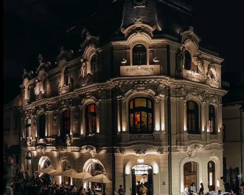 Se stinge lumina la Casa Mița Biciclista. De azi, clădirea de pe Biserica Amzei e fără iluminat arhitectural șin rămâne așa cât e stare de alertă energetică