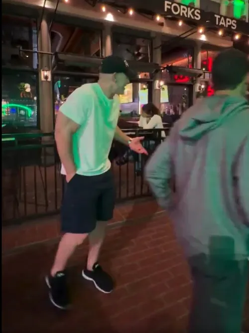„De ce merge așa?”   VIDEO:  Fanii sunt alarmați după ce au apărut imagini recente cu  John Cena, legenda WWE