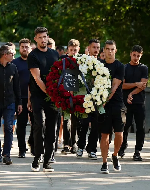 Imagini triste   Conducerea, jucătorii și antrenorii de la  Dinamo  au fost prezenți la priveghiul lui Constantin Covaciu. Și-a făcut apariția și Alex Dobre