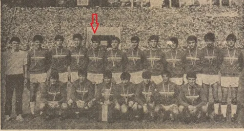 Constantin Covaciu, indicat cu săgeată, a câștigat campionatul național de juniori republicani cu Sportul Studențesc în 1986 (foto: Sportul)