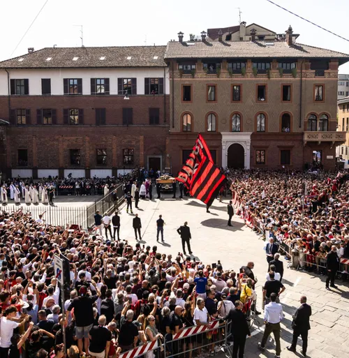 Legende ale fotbalului și mii de oameni   Ultimul omagiu pentru  Franco Baresi:  scandări, torțe și multă emoție la funeraliile căpitanului legendar al lui AC Milan