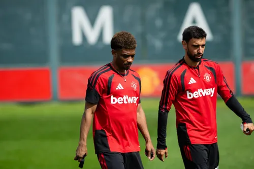 Manchester United are un nou sponsor pentru echipamentele de antrenament: Betway (Foto: x.com/manutd)