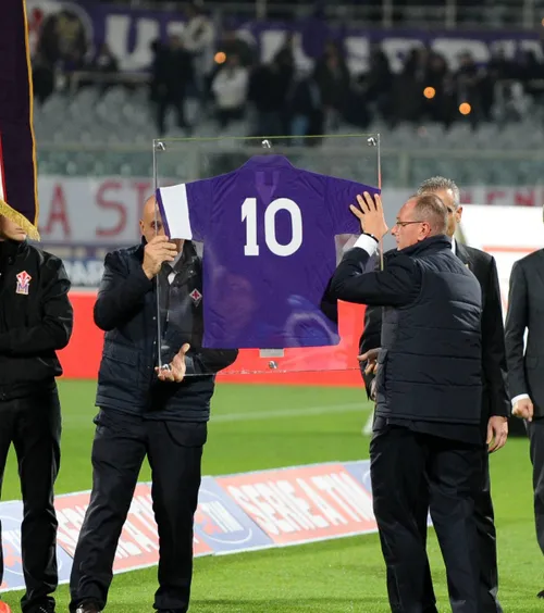 Fiorentina retrage numărul 10  Clubul lui Radu Drăgușin, decizie surprinzătoare în  anul centenarului.  Caută iertarea legendei