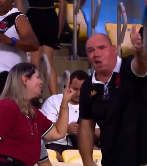 Copil prins la mijloc   VIDEO  Imaginile care au făcut înconjurul lumii! Rivalitate maximă pe stadion:  părinții se certau  legat de meci, ce făcea fiul lor