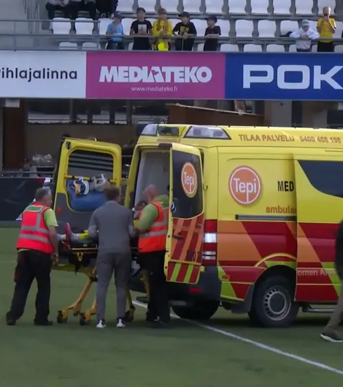Momente de panică la KuPS - Craiova   FOTO.  Abia se ținea pe picioare și  se plimba dezorientat în poartă!  Dus de urgență la spital