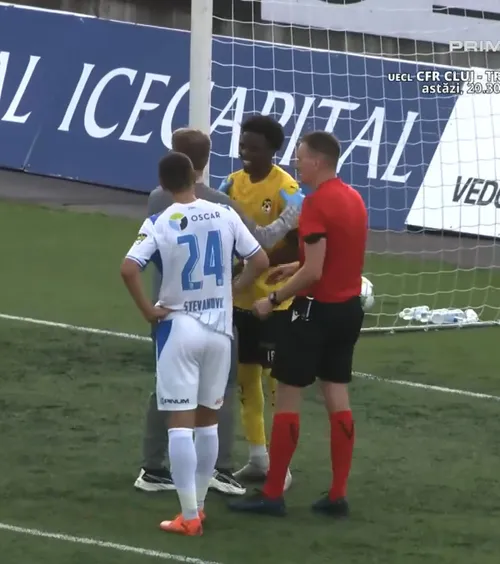 Ce a pățit jucătorul de la KuPS   FOTO.  Adversara U Craiova  a oferit noi detalii  despre fotbalistul care se plimba dezorientat în poartă. A fost luat cu ambulanța
