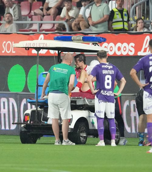 Ghinion imens pentru Pitu   FOTO:  Accidentat după driblingul lui Moruțan.  A părăsit terenul pe targă