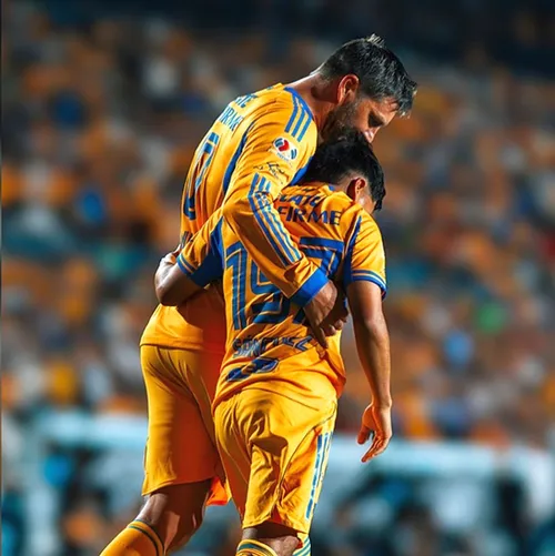 Diego „Chicha” Sanchez, fotbalistul de 1,55 m de la Tigres, alături de Andre-Pierre Gignac (foto: Instagram)