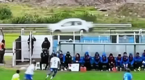 O minge degajată în timpul partidei Uruguay Montevideo - Paysandu a provocat un accident rutier. Foto: captură tyscsports.com