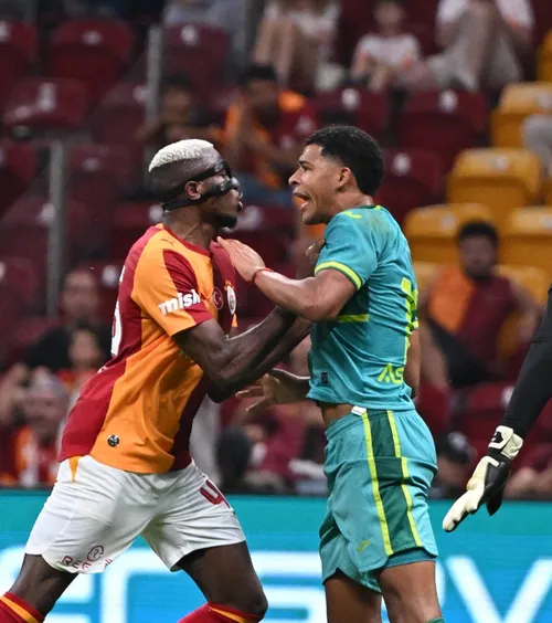 Osimhen, ținut de colegi   FOTO.  Starul lui Galatasaray  a sărit la gâtul unui adversar  în meciul cu Villareal. Ce l-a înfuriat