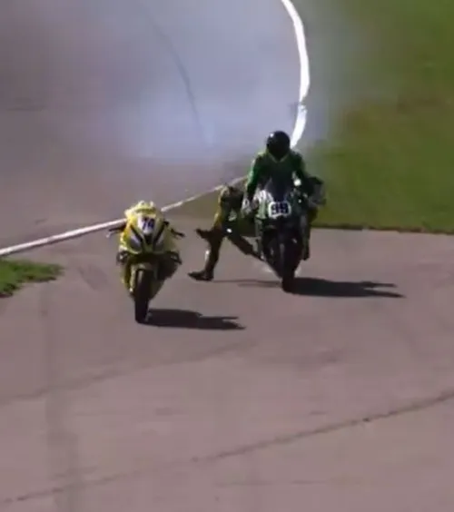 Accident horror în Superbike   VIDEO.  A ajuns pe motocicleta rivalului, iar apoi  a zburat peste barierele de protecție