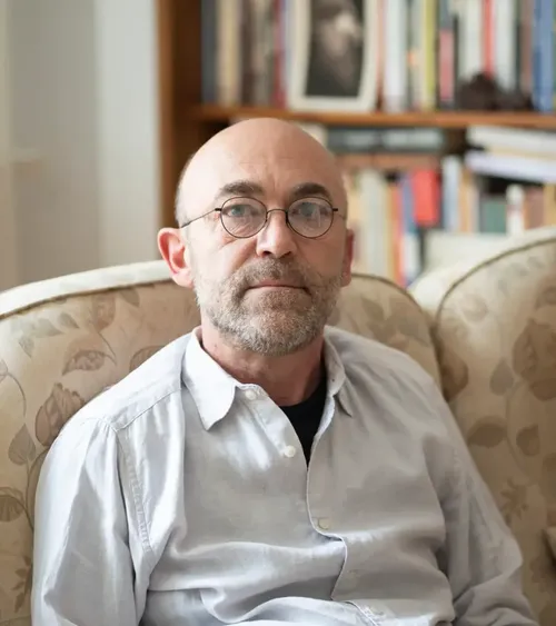 „Dinamo, o construcție aberantă la început”  Un scriitor român spune că  fotbalul e oglinda perfectă a epocii:  „Dacă nici asta nu era o țară ocupată…”