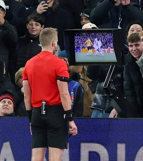 „Ăsta e fotbal, nu PlayStation”   Șeful arbitrajului UEFA cere  mai puțin VAR  și mai multă responsabilitate pentru arbitri: „Nu este bine să aștepte ajutor”