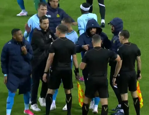 Jucătorii și antrenorul lui USG i-au asediat la final pe arbitrii. Kovacs i-a mai eliminat pe Zorgane și Florucz