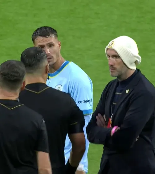 Kovacs, bruscat!   FOTO.   Patronul lui Olaru de la St. Gilloise  s-a răzbunat pe arbitru după incidentele din Ligă. Belgienii, acuzații grave la adresa românului