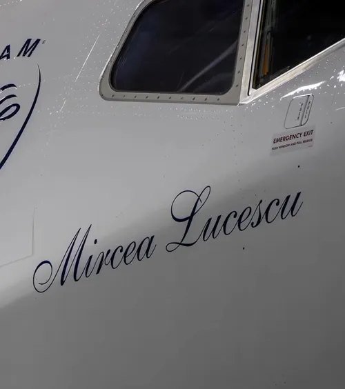 Cum arată aeronava „Mircea Lucescu”   FOTO+VIDEO.  TAROM a publicat imagini noi cu  avionul care va purta numele marelui antrenor.  Este ultra-modern