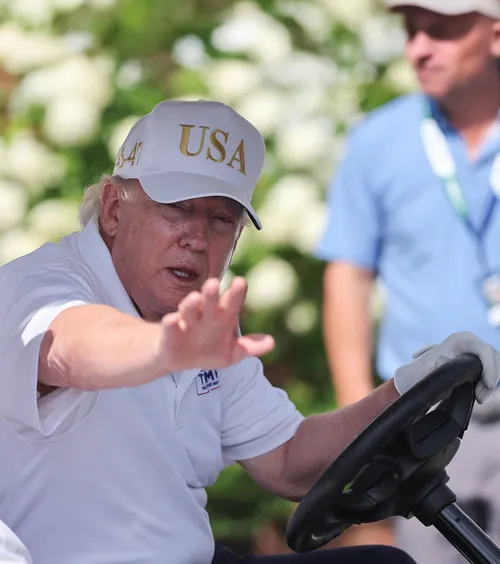 Trump, imagine incredibilă   FOTO.  Președintele american joacă golf  protejat de un lansator de rachete