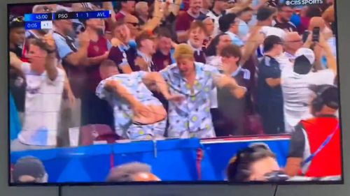 PSG - Aston Villa. Un suporter al englezilor și-a arătat fundul după golul egalizator al favoriților Foto captură X .jpeg