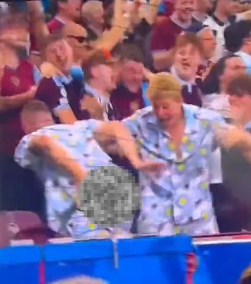 Scene obscene la Supercupă    FOTO.  Un fan  a renunțat la inhibiții  după golul favoriților. Imaginile necenzurate s-au văzut la TV!