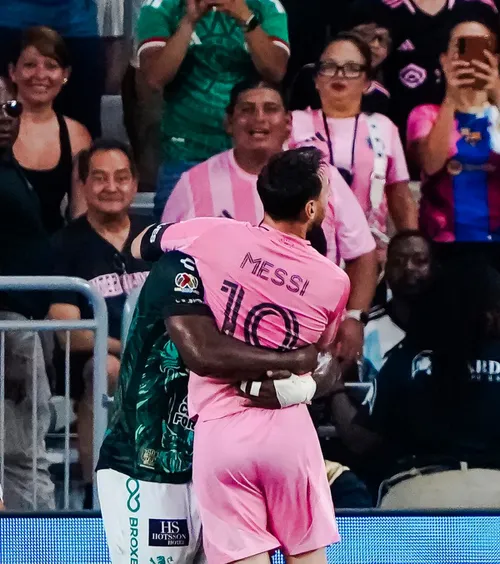 Messi, primul meci după moartea tatălui  Ce a urmat după ce starul argentinian s-a ciocnit cu un adversar pe teren:  „Din partea tuturor!”