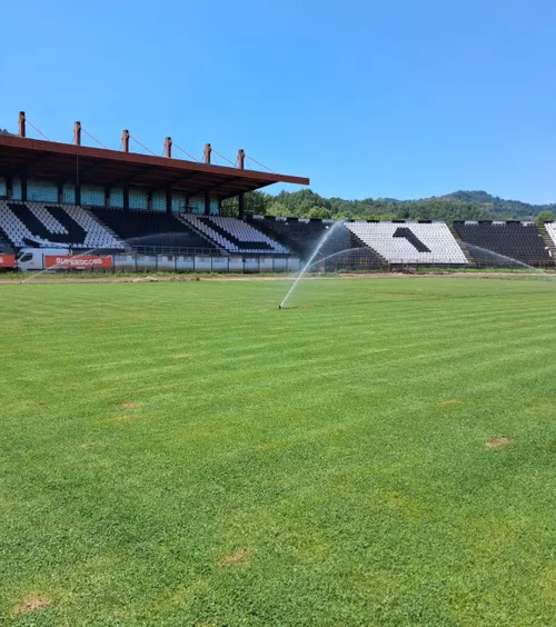 Cum arată viitoarea casă a Corvinului   FOTO.  Se lucrează intens la stadionul din Petroșani.  Când va găzdui primul meci  și câți bani s-au băgat în renovări