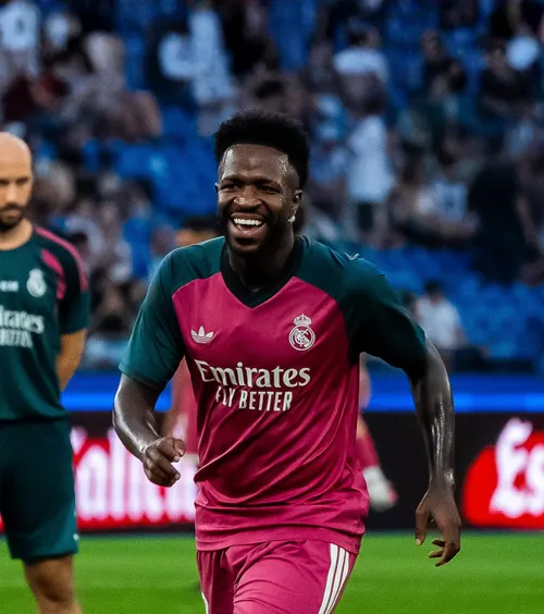 Vinicius, pe teren cu noul look   FOTO.  Starul lui  Real Madrid  a revenit pe gazon după intervenția estetică la bărbie. Cum arată