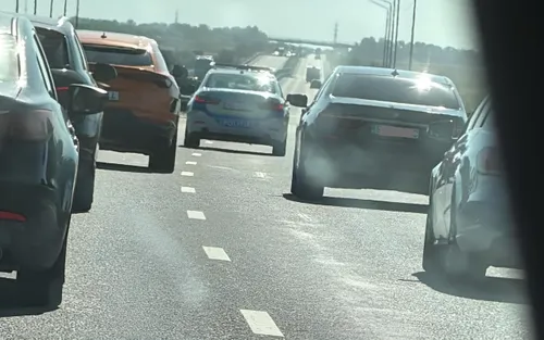 Măsura extremă pentru limitarea vitezei pe A2,  luată la dimineață, la început de weekend de coșmar pe drumul de la București la mare. Toate mașinile, încolonate în spatele Poliției