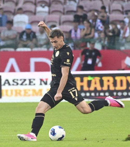 Corbu, pe val în Ungaria  Românul a fost decisiv pentru calificarea lui  Ferencvaros  în play-off-ul Europa League, după reușita din tur