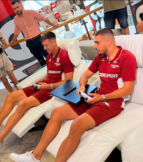 Duel Rapid - Dinamo la FIFA   VIDEO + FOTO  : Ciobotariu și Bubanja, supervizați de Pancu:  „Ce bine schimbați direcțiile aici, ia uite cum vin ocaziile”  😀