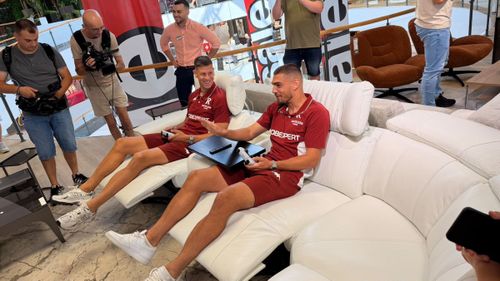 Vladan Bubanja și Denis Ciobotariu s-au jucat FIFA, înainte de conferință, în showroom-ul Mobexpert (foto: Iosif Popescu/GOLAZO.ro)