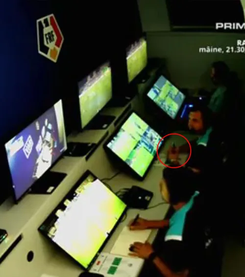 Ce făcea arbitrul în camera VAR   FOTO.  Cu ce obiect a fost  surprins  Sorin Costreie în direct, la FC Argeș - Farul