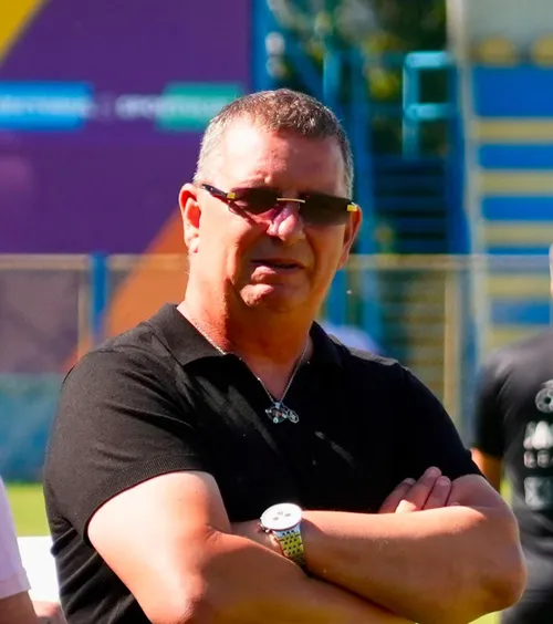 Profesorul Ionuț Chirilă   VIDEO:  N-a rezistat nici 10 minute pe bancă la CS Dinamo - Metalul Buzău:  „Te dau afară!”/„Îți bați joc!”