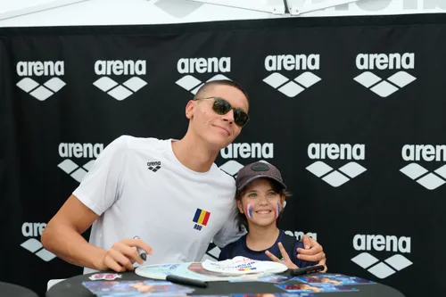 David Popovici a dat autografe la Paris (foto: Raed Krishan/GOLAZO.ro)