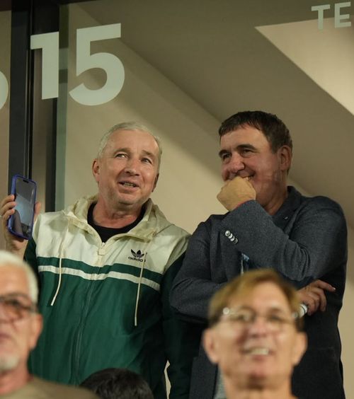 Ce nu s-a văzut la TV   FOTO.  Oaspeți de seamă la  Rapid - Dinamo:  două legende, un fost acționar din Giulești și o ironie dură vizavi de noua siglă