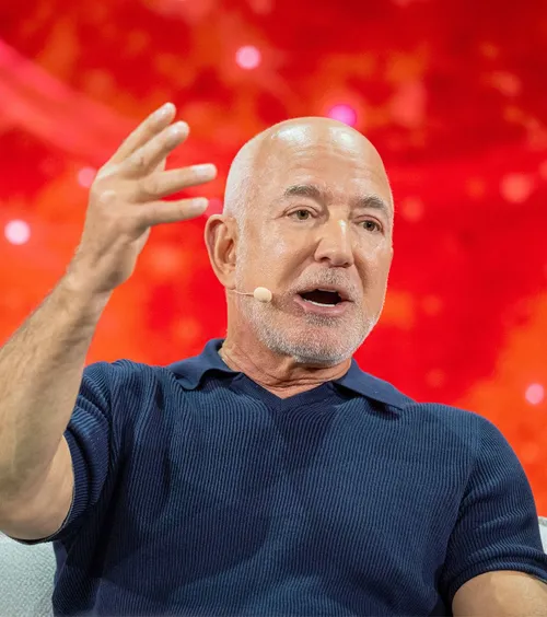 Alarmă majoră la Liverpool  Fanii protestează după ce Bezos a cumpărat 30% din acțiunile clubului.  De ce se tem: ”Dezgust”