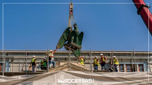 EXCLUSIV I Cine și cum a reconstruit vulturul și cei doi grifoni de pe Palatul Universității. Simboluri ale Bucureștiului, sculpturile au fost refăcute de la zero
