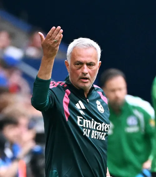 Mourinho, cu ochiul vânăt!   FOTO.  Cum a fost surprins portughezul la amicalul cu Schalke:  „Putea fi mai rău”  » Ce s-a întâmplat