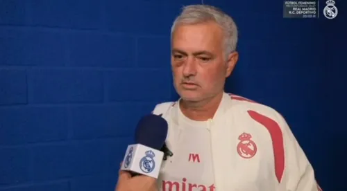 Jose Mourinho, surprins cu ochiul învinețit în timpul meciului cu Schalke. Foto: captură X