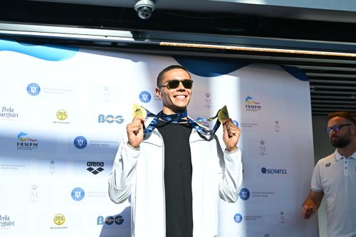 David Popovici a sosit în România după Campionatele Europene de Natație de la Paris. Foto: Raed Krishan/GOLAZO.ro