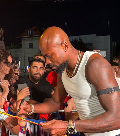 Garita, BLOCAT de fanii FCSB!   Sute de suporteri  l-au așteptat după meci: baie de mulțime pentru camerunez înainte de debut