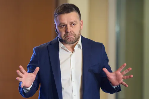 FOTO | Dl. Ciucu se enervează pe Facebook pe o doamnă care face o reclamație pe Facebook. Adică fix acolo unde primarul general face planuri, promisiuni, dar și reclamații🤷🏻‍♂️