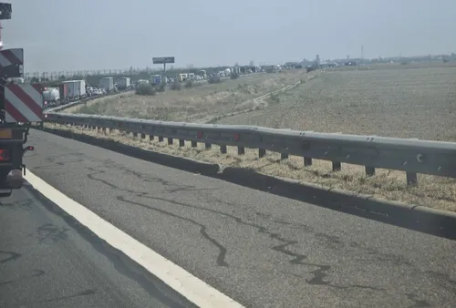 Iar e haos total pe A2, accident cu două TIR-uri pe sensul dinspre Constanța spre București. Trafic dirijat pe o sigură bandă