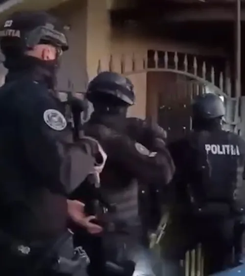 Săltați de mascați    VIDEO.  Descinderi la casele a 5 fani ai Rapidului, după ce  au bătut un cetățean pakistanez!  Filmul conflictului
