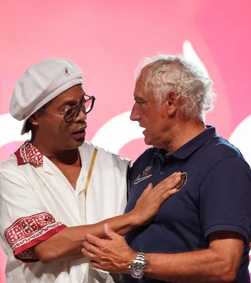 Ronaldinho, din nou pe gazon!   FOTO.  Starul brazilian,  prezentat  la echipa lui Mandorlini: „Nu e o manevră de marketing!”