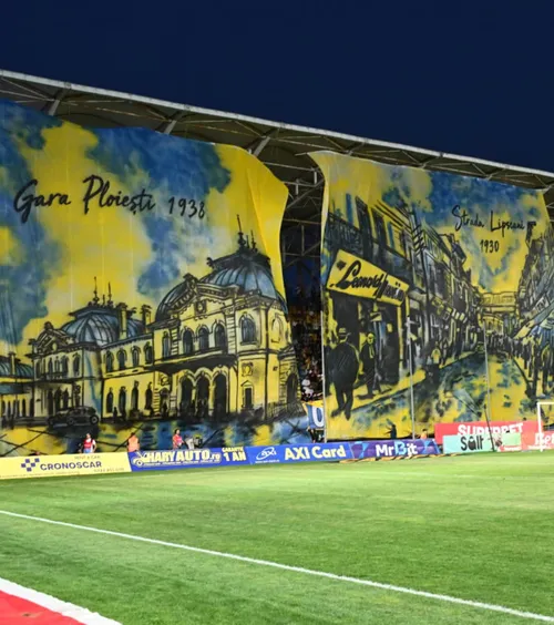 Scenografii din Ioan Slavici și Nichita Stănescu   FOTO:   Spectacol în tribune la Petrolul - Rapid:  „Moara cu noroc”, Ploieștiul interbelic, mesaj dur și peluza alb-vișinie