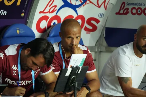 „Secundul” Geraldo Alves a ținut legătura prin telefon cu Daniel Pancu, suspendat (foto: Vlad Nedelea/GOLAZO.ro)