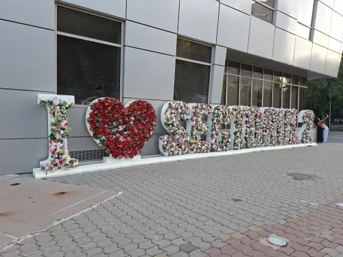 FOTO | Life in plastic is fantastic? 😮 Declarație de dragoste cu trandafiri foarte artificiali, la intrarea în Primăria Sector 2 , probabil din love pentru noi