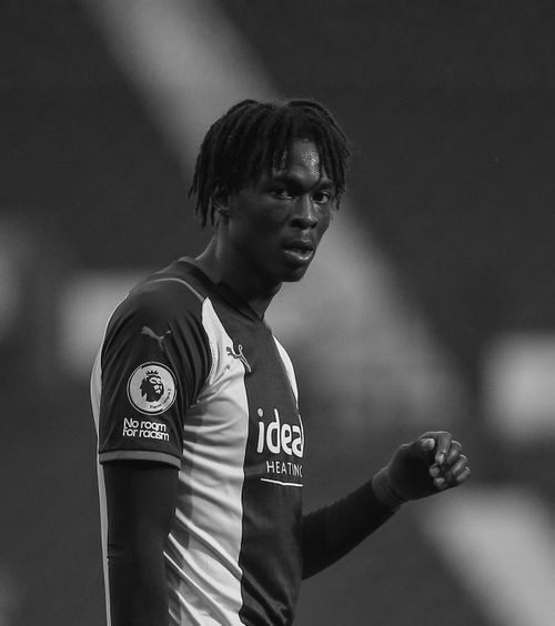Tragedie în fotbal  Fostul fotbalist al lui West Brom  a murit la doar 25 de ani  după ce s-a prăbușit pe teren în minutul 10 al meciului
