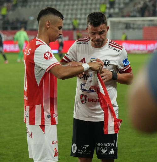 DINAMO - U CLUJ. Dan Nistor, omagiat înainte de startul partidei Foto Iosif Popescu - GOLAZO.ro.jpeg